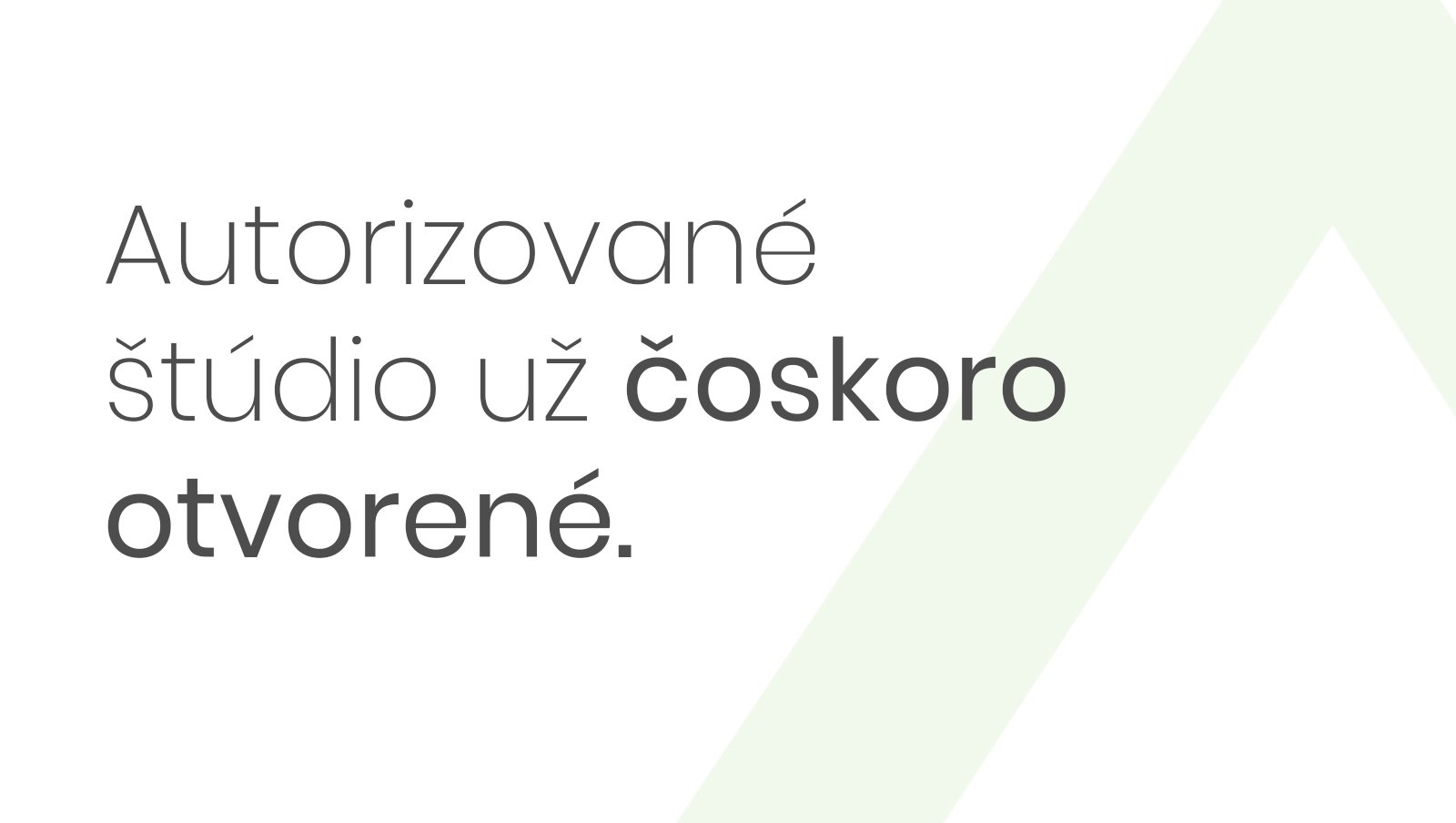 Exteriér showroomu Dalno Banská Bystrica s moderným dizajnom budovy, presklenými stenami a logom značky na fasáde. Pred vstupom je upravená zeleň a viditeľné parkovacie miesta.